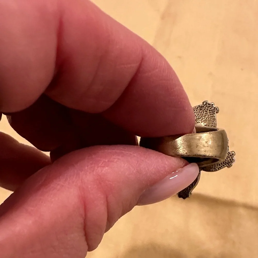 Elegant White Flower Ring - Picture 4 of 4